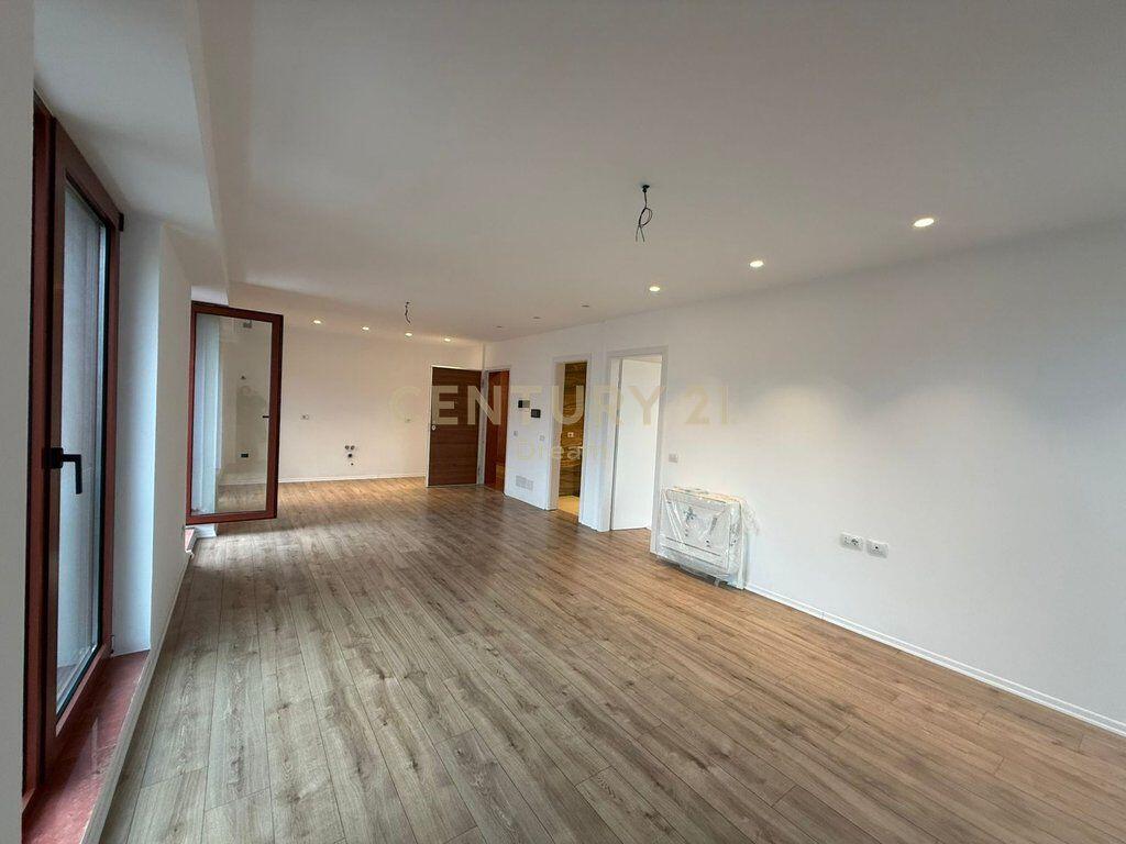 Zyrë me qira pranë Qendrës – Rruga e Kavajës.