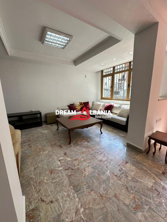 Zyre me qera prane Sheshit Wilson ne Tirane (ID 4261676 )