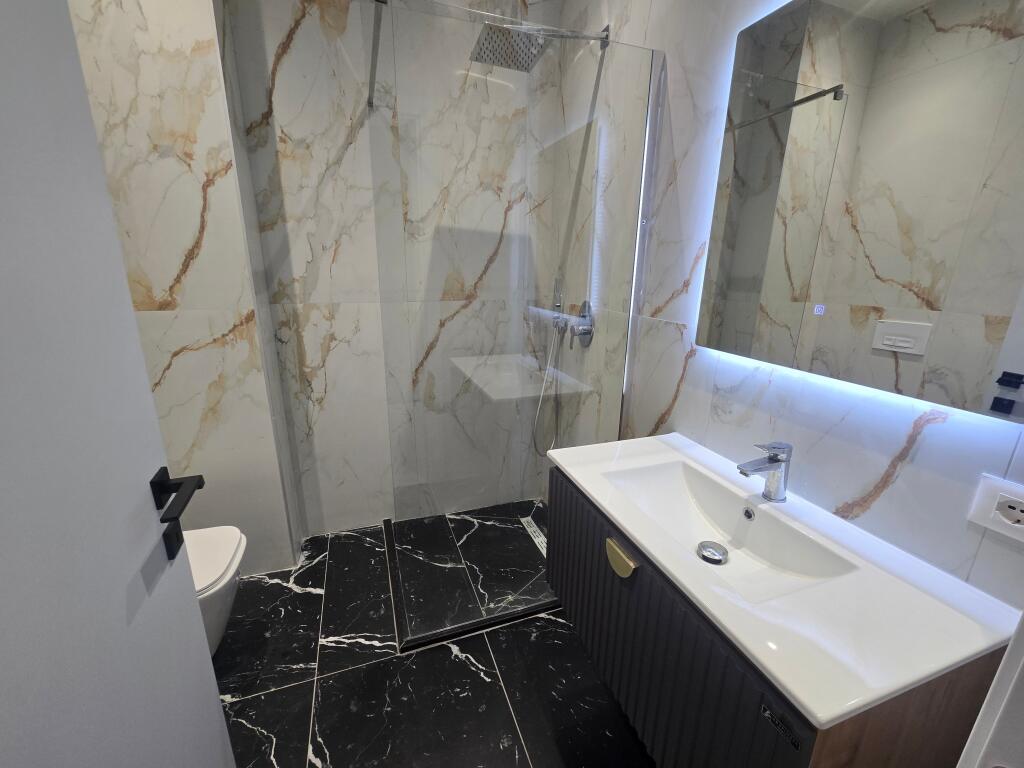 APARTAMENT 2+1+2+ POST PARKIMI | ME QIRA | LIQENI I FARKËS