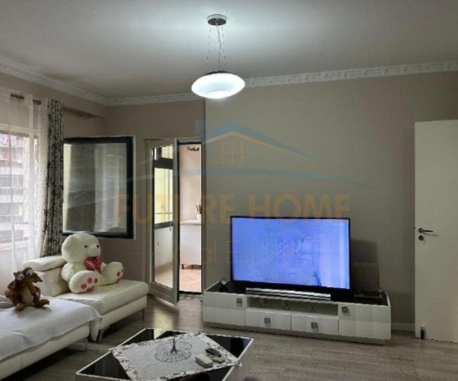 Shitet, Apartament 2+1+2, Stacioni i Trenit