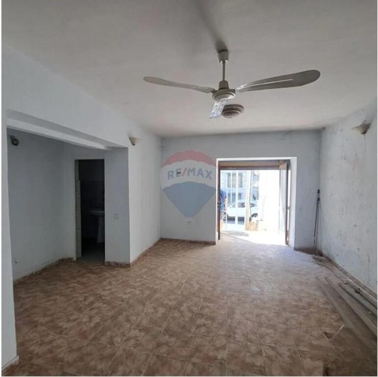 SUPER OKAZION! 2 Dyqane për Shitje