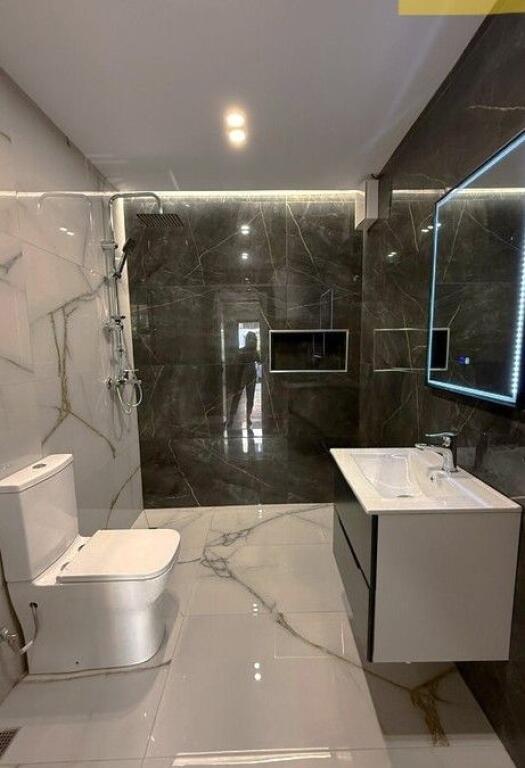 Shitet Garsionere – Pranë Ambasadës Amerikane