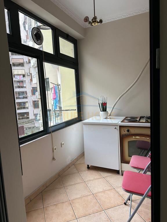 Shitet apartament 2+1+2 Stacioni i Trenit