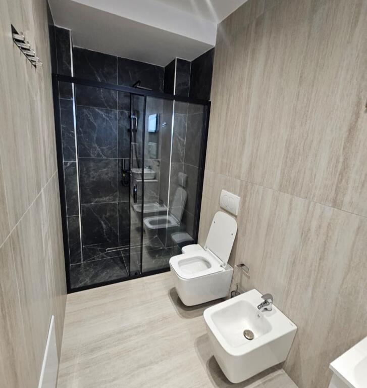 JEPET ME QERA APARTAMENT 1+1 – KISHA AMERIKANE, KËNETË