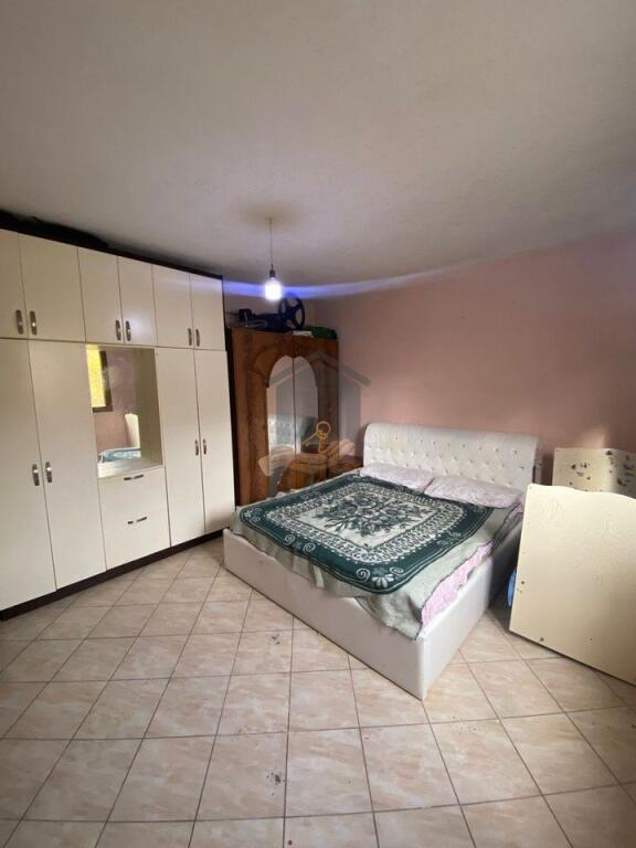 🏡 Jepet me qira apartament 1+1 në zonën e Zjarrfikëses – Kat i 1-rë i një vile 2-katëshe.