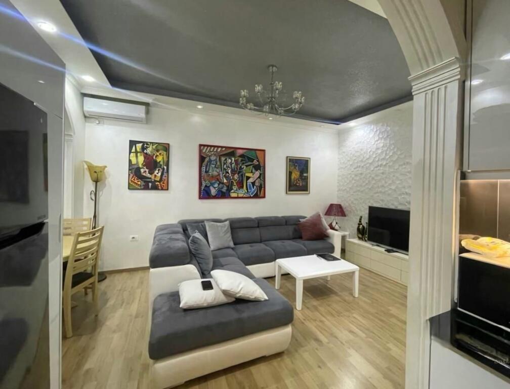 Jepet me qera apartament 2+1 ne hyrje te Don Boskos!