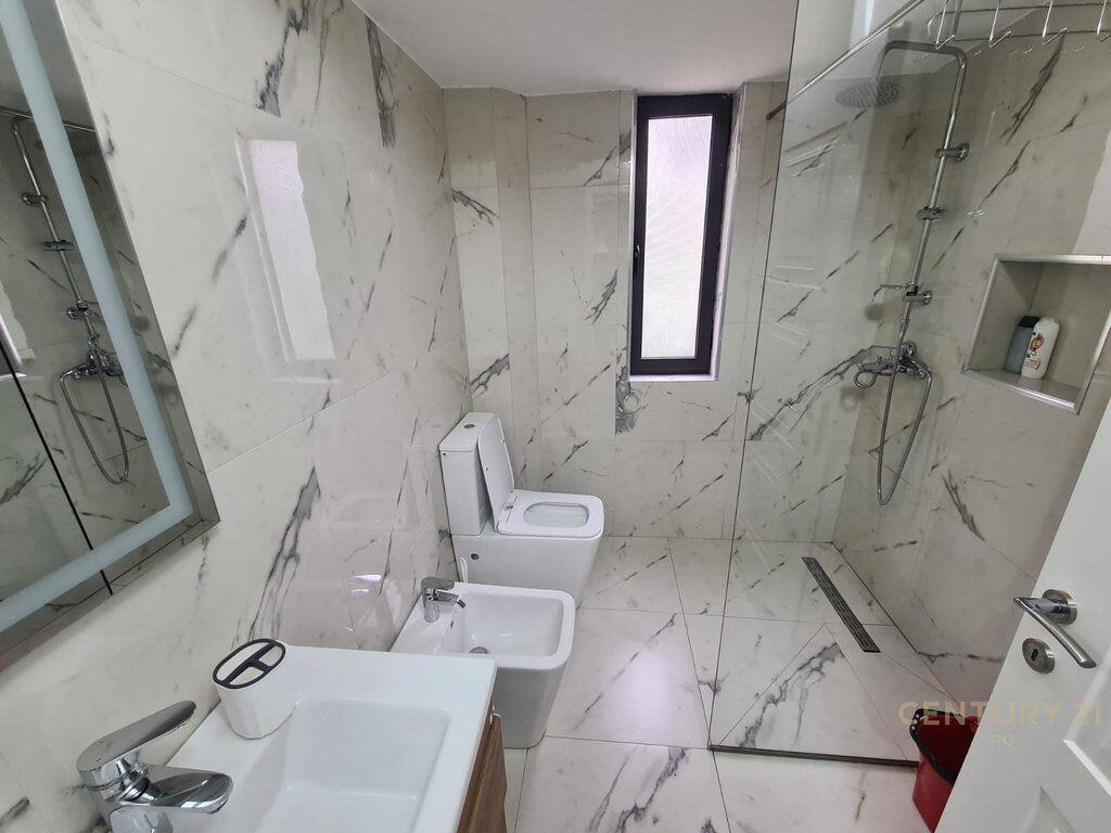 Jepet me qira apartament 1+1 në Rrugën e Kavajës, pranë qendrës.