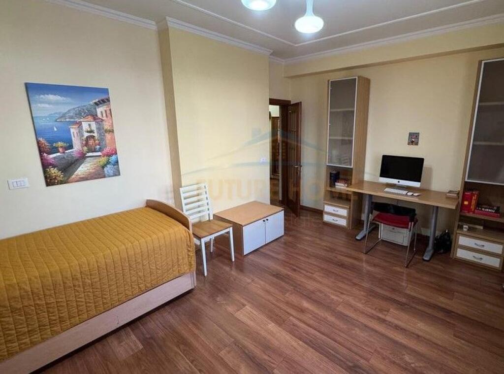 Shitet, Apartament 2+1+2+Post Parkimi, Blloku