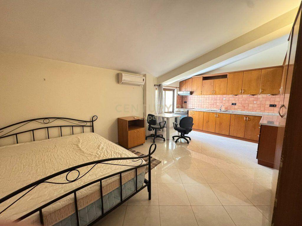 Jepet me qira vilë 4-katëshe në Rr. Riza Cerova, Tiranë – pranë Qendrës.