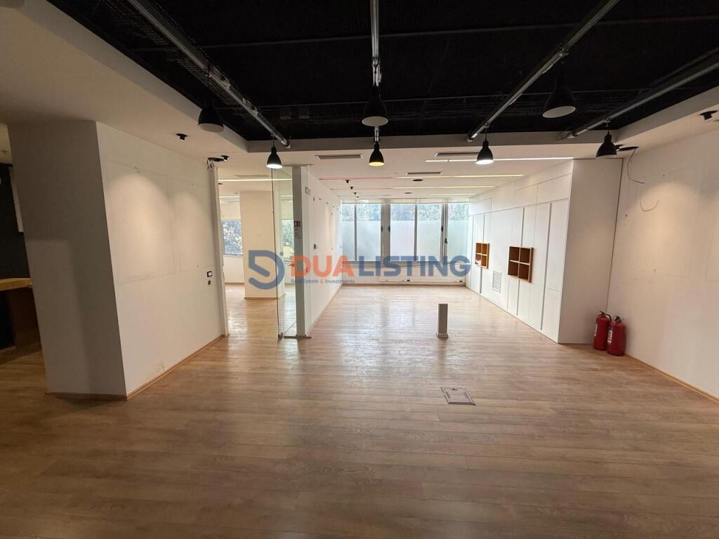 Jepet me qira ambient biznesi 85 m² ,Rruga e Elbasanit, pranë Mullirit!