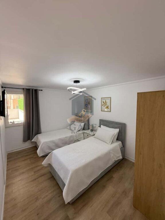 Jepet me qira apartament 2+1 me verandë – Kati i 2-të, me ashensor, pamje nga deti – Plazh, pranë urës së Dajlanit.