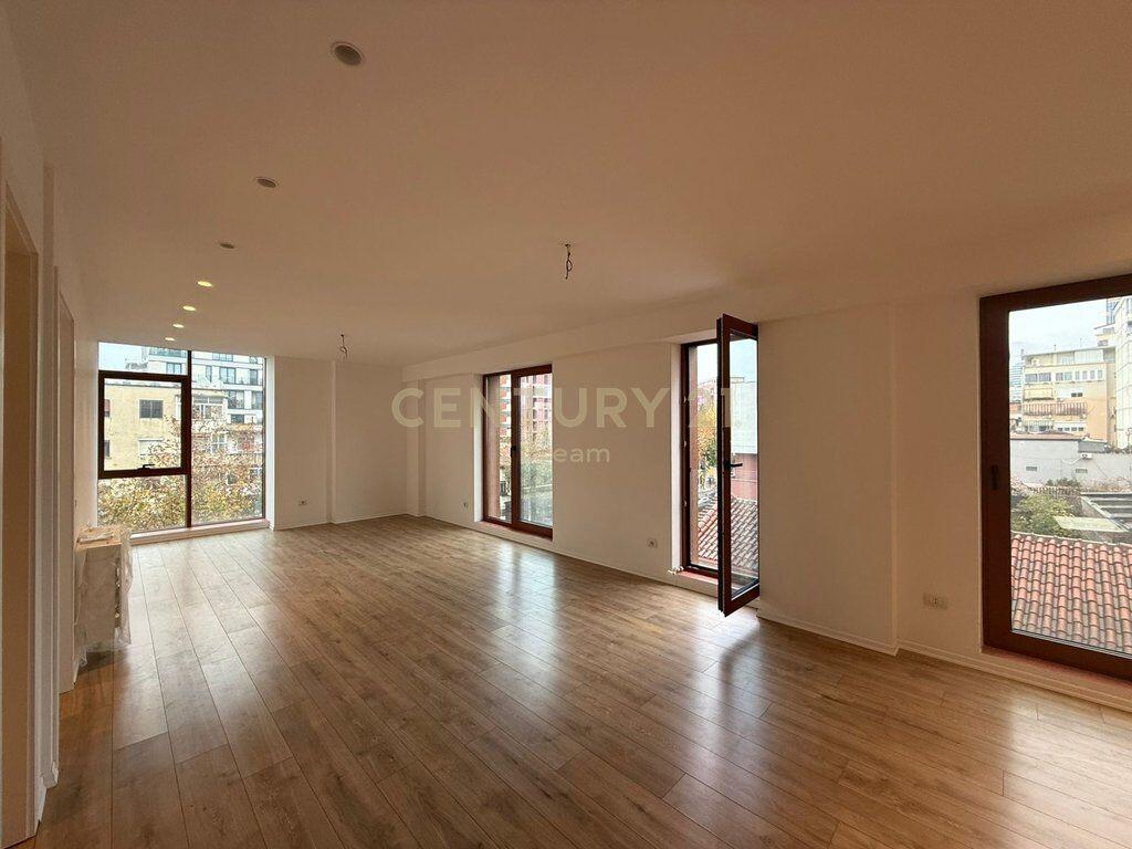 Zyrë me qira pranë Qendrës – Rruga e Kavajës.