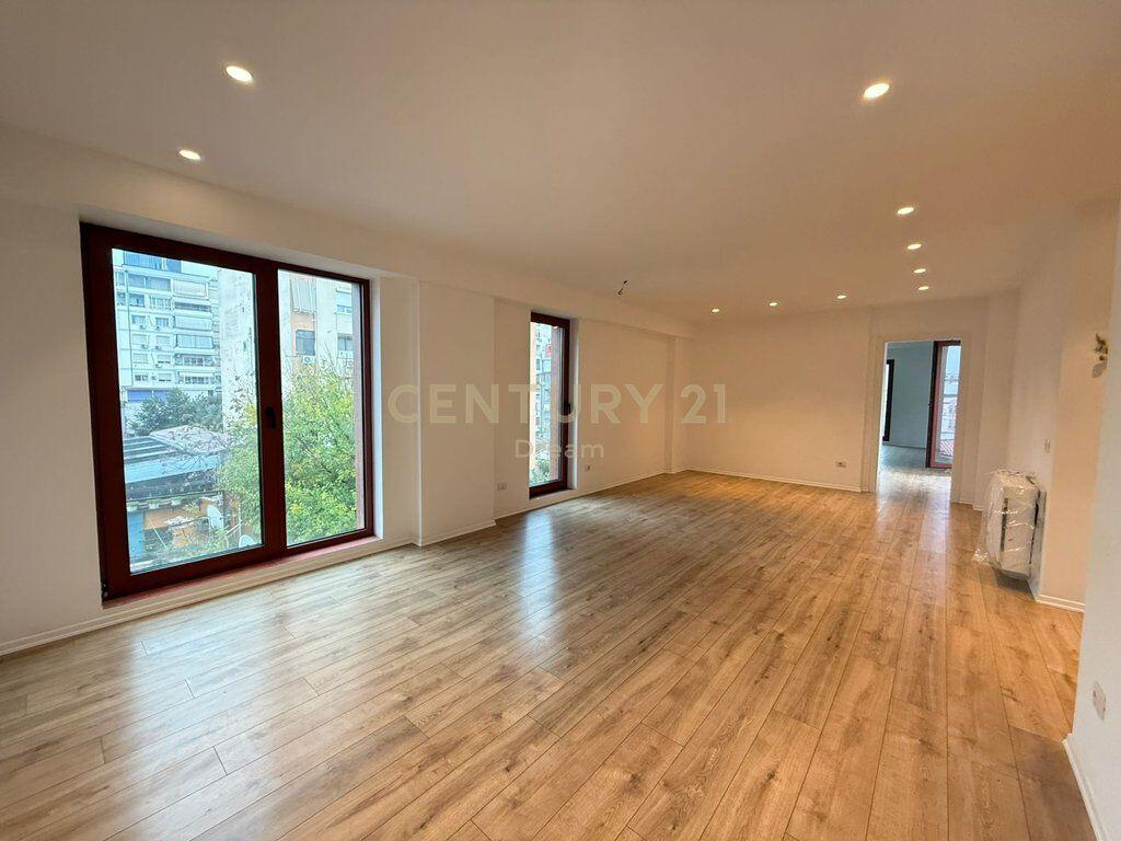 Jepet me qira ambient zyre, Rruga e Kavajës – pranë qendrës.