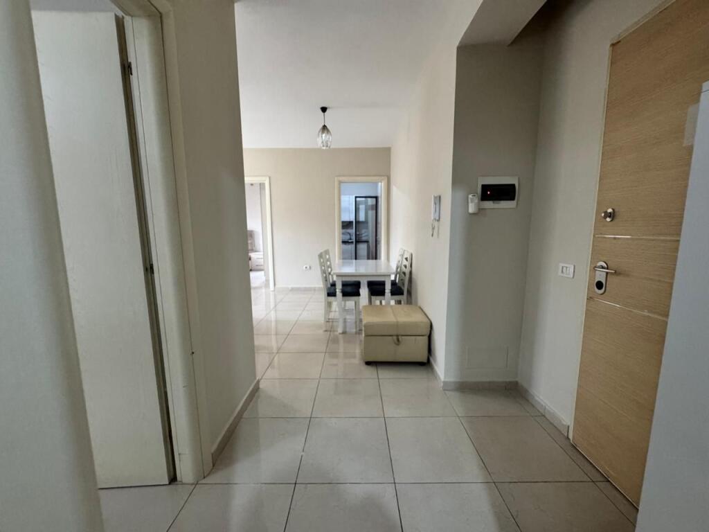 Jepet me qera 2+1 mobiluar ashensor 648 eu te treni