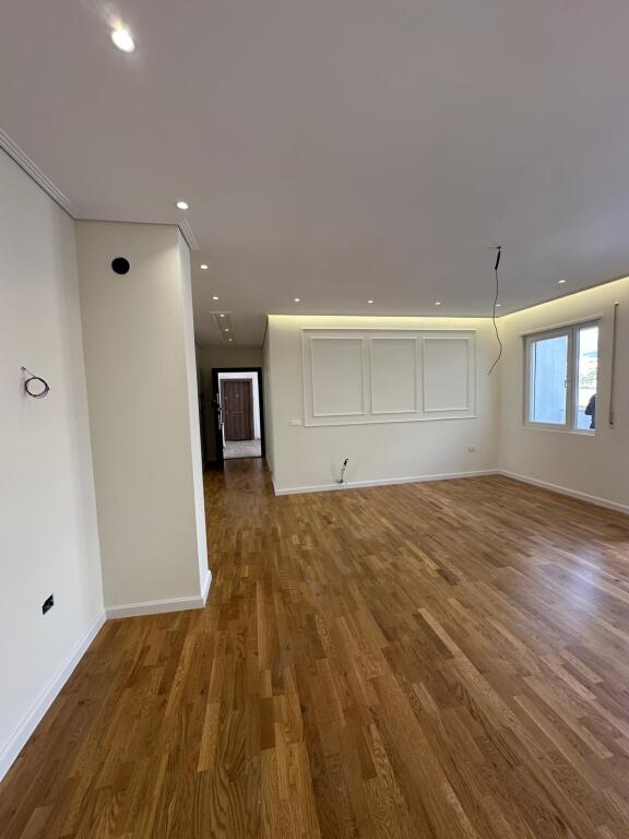 Shitet, Apartament 2+1, Qesarak, Fresk.