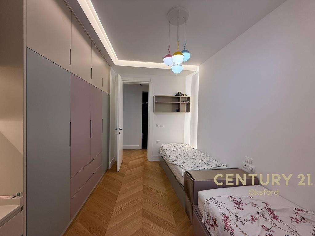 Shitet apartament luksoz në Rezidencën Lake View, Tiranë.