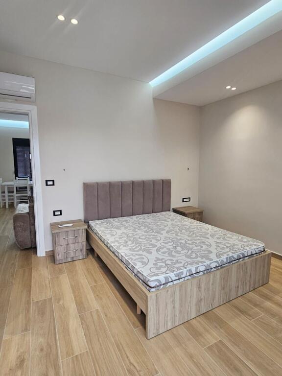 JEPET ME QERA APARTAMENT 1+1 – KISHA AMERIKANE, KËNETË