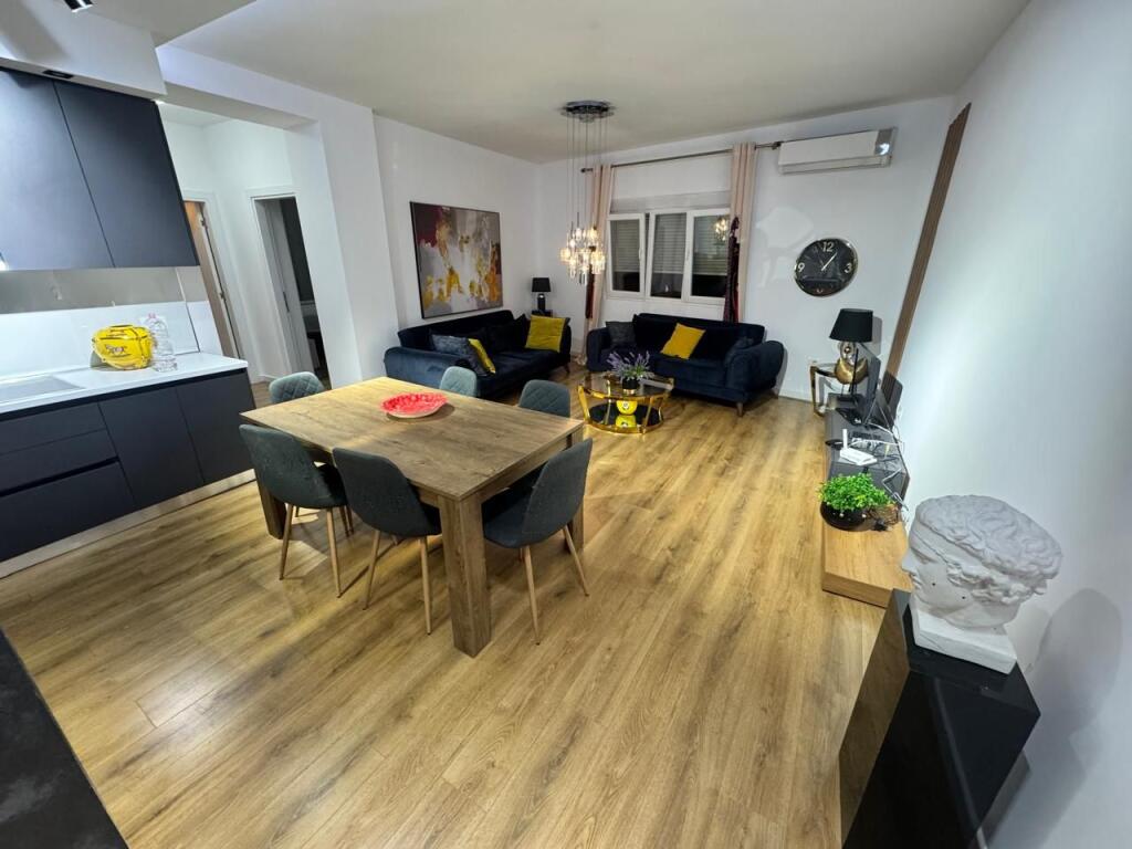 Apartament 2+1+2 tualete tek Komuna e Parisit!