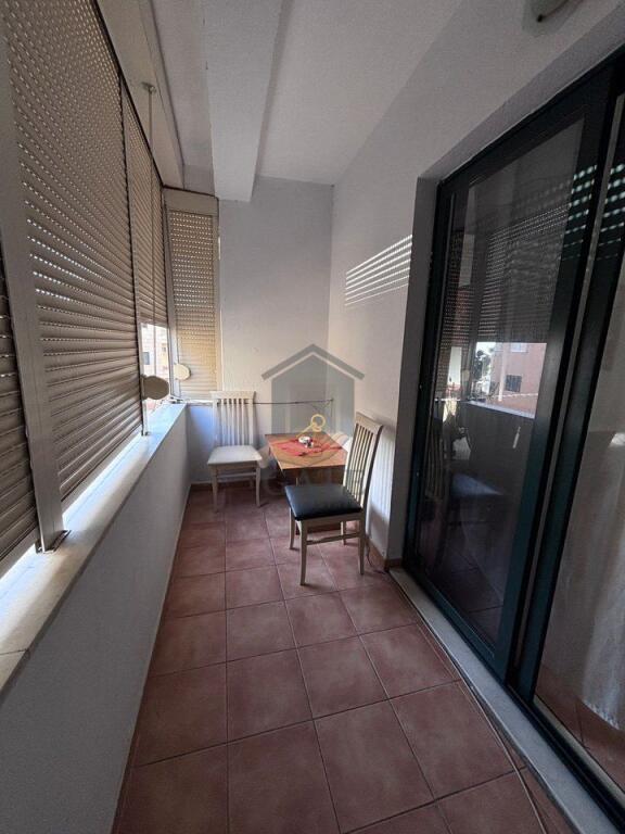 Jepet me qira garsoniere kati i 2-të, 55 m², e mobiluar plotësisht – Plazh, te Ura e Dajlanit.