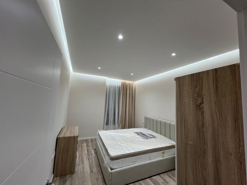 Jepet me qera apartamenti i sapomobiluar 1+1 , Rruga 5 Maj  (Pallat i vitit 2025) Cmimi: 500 mije leke