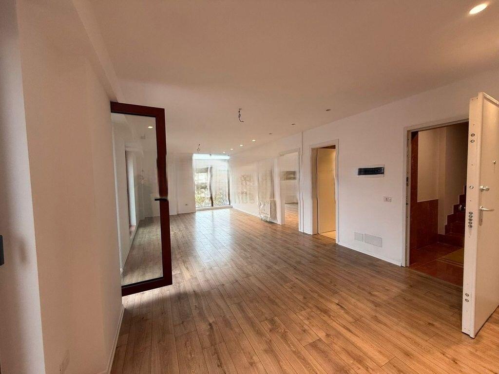 Zyre me Qira prane Qendres (Rruga e Kavajes)! 1,100 € /Muaj