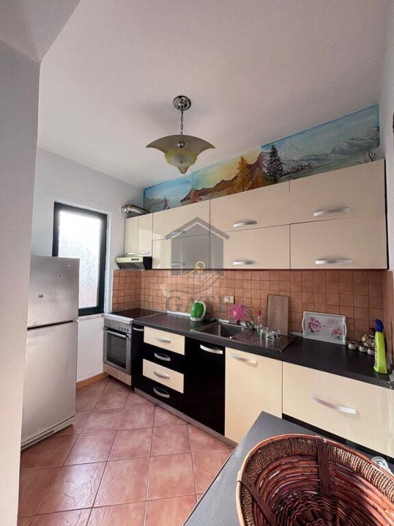 Jepet me qira garsoniere kati i 2-të, 55 m², e mobiluar plotësisht – Plazh, te Ura e Dajlanit.