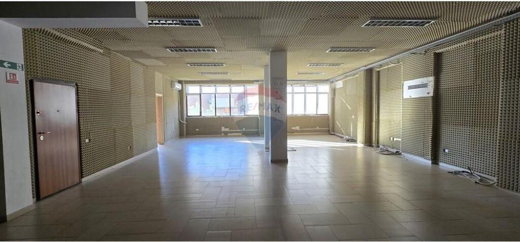 Ofrohet me qira ambient biznesi