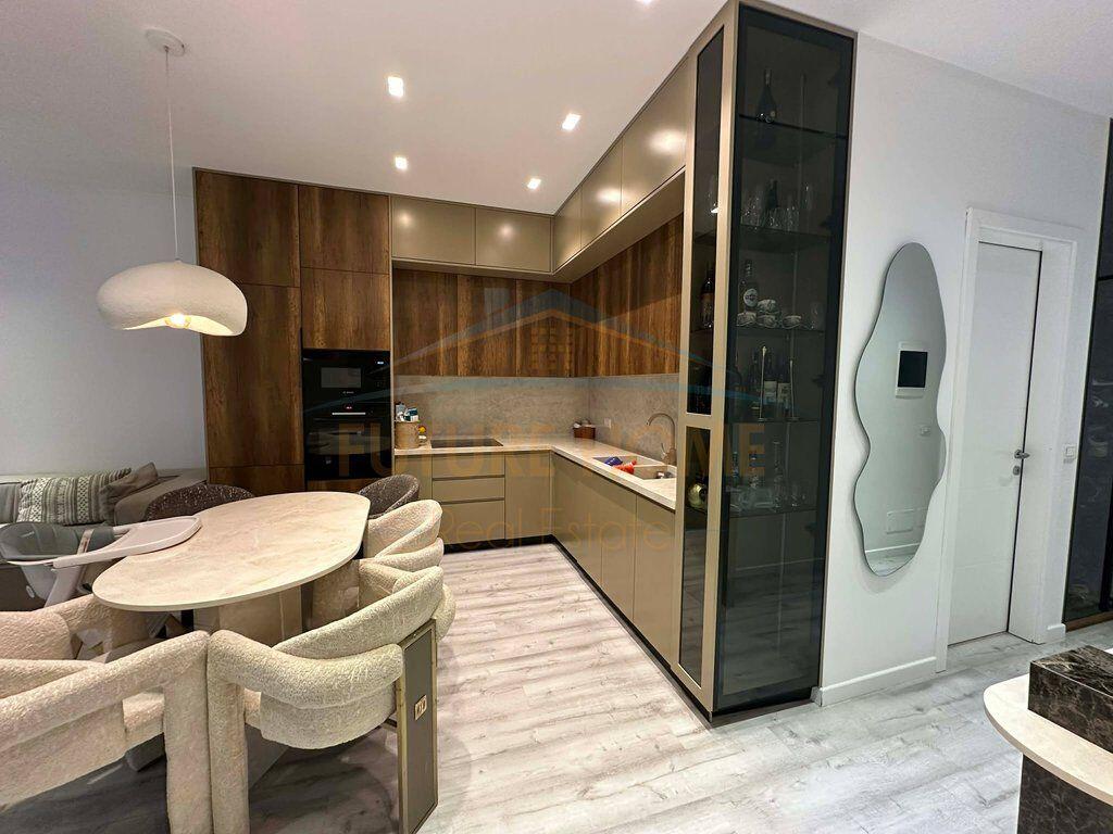 Shitet, Apartament 2+1, Emerald Center, 5 Maj