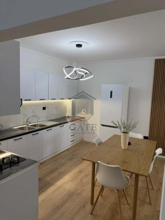 Jepet me qira apartament 2+1 me verandë – Kati i 2-të, me ashensor, pamje nga deti – Plazh, pranë urës së Dajlanit.