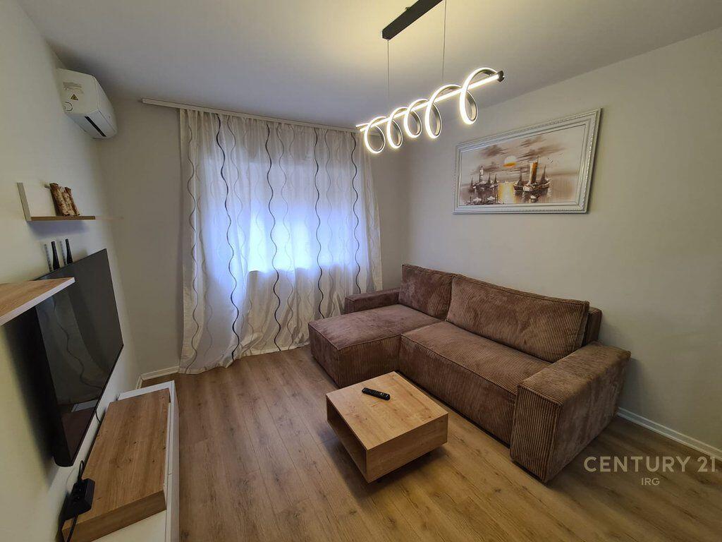 Jepet me qira apartament 1+1 në Rrugën e Kavajës, pranë qendrës.