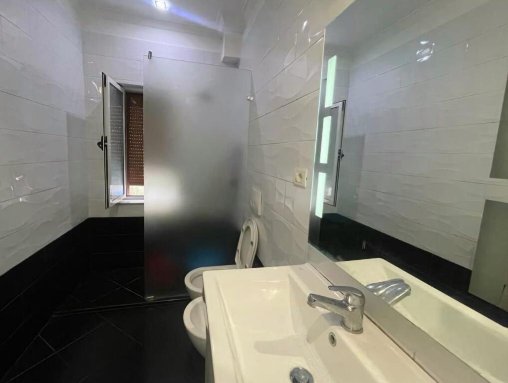 Jepet me qera apartament 2+1 ne hyrje te Don Boskos!