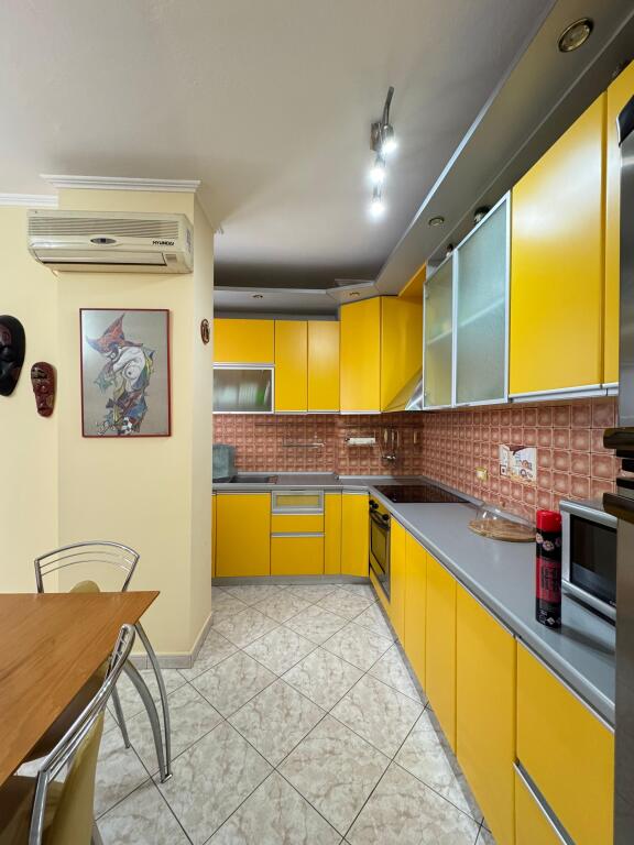 Apartament 1+1,me qira Rruga e Portit