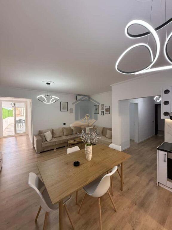 Jepet me qira apartament 2+1 me verandë – Kati i 2-të, me ashensor, pamje nga deti – Plazh, pranë urës së Dajlanit.