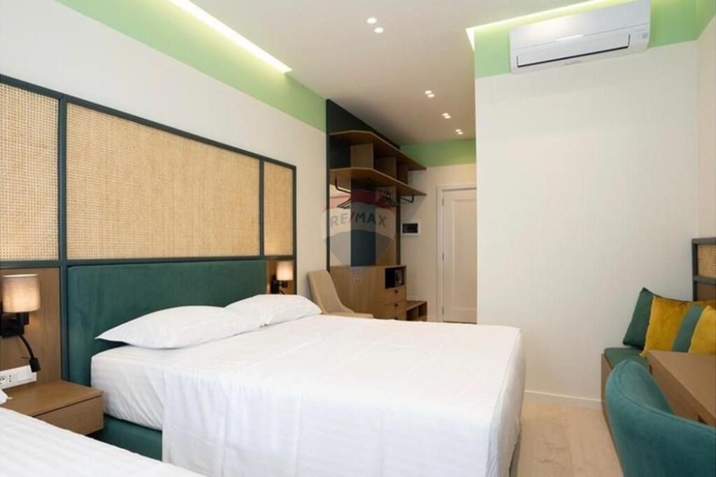 10 Gazonjere ne shitje ne Santorini