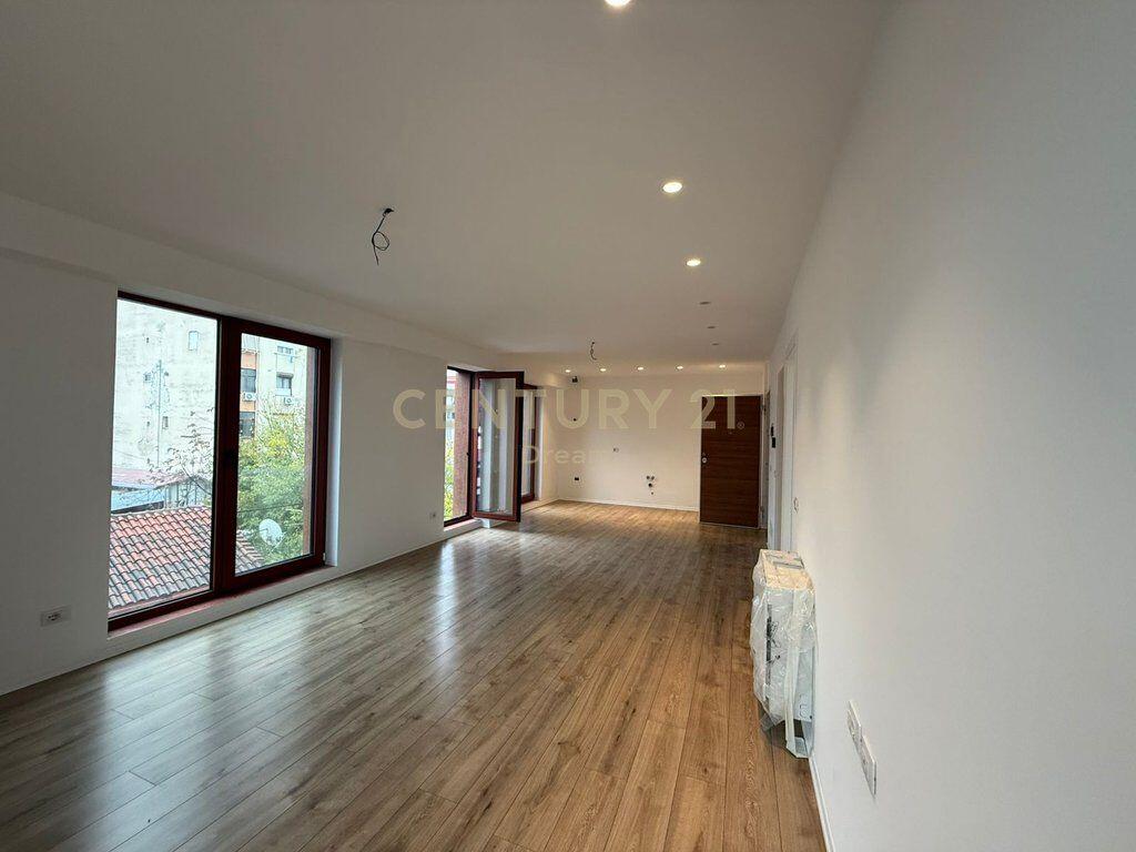 Zyrë me qira pranë Qendrës – Rruga e Kavajës.