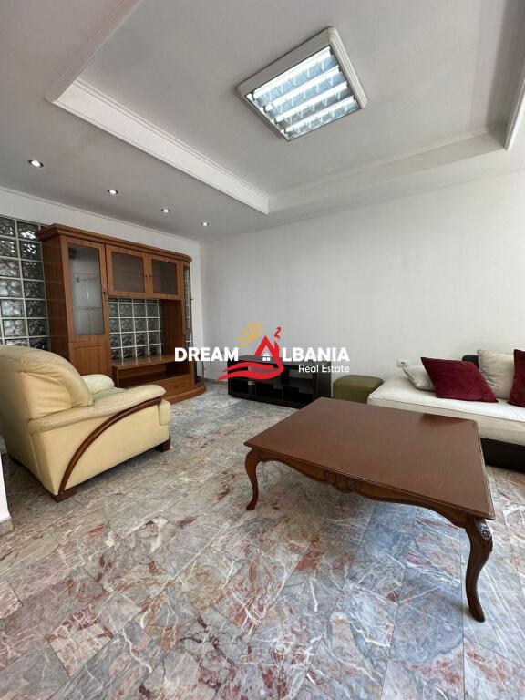 Zyre me qera prane Sheshit Wilson ne Tirane (ID 4261676 )