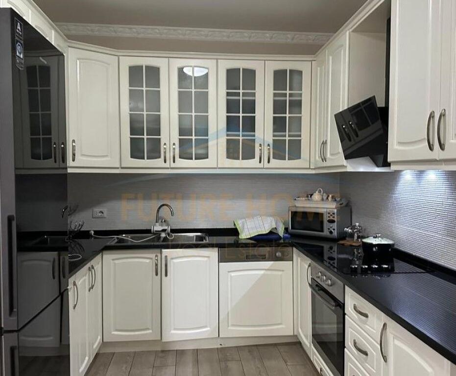 Shitet, Apartament 2+1+2, Stacioni i Trenit