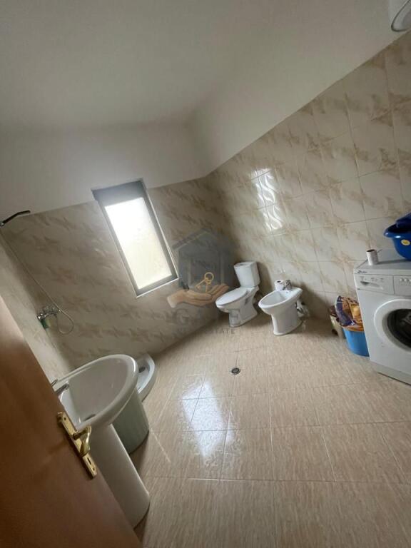 Jepet me qera Apartament 1+1 në katin e 7, me ashensor – Pranë Plazhit Iliria, Durrës.