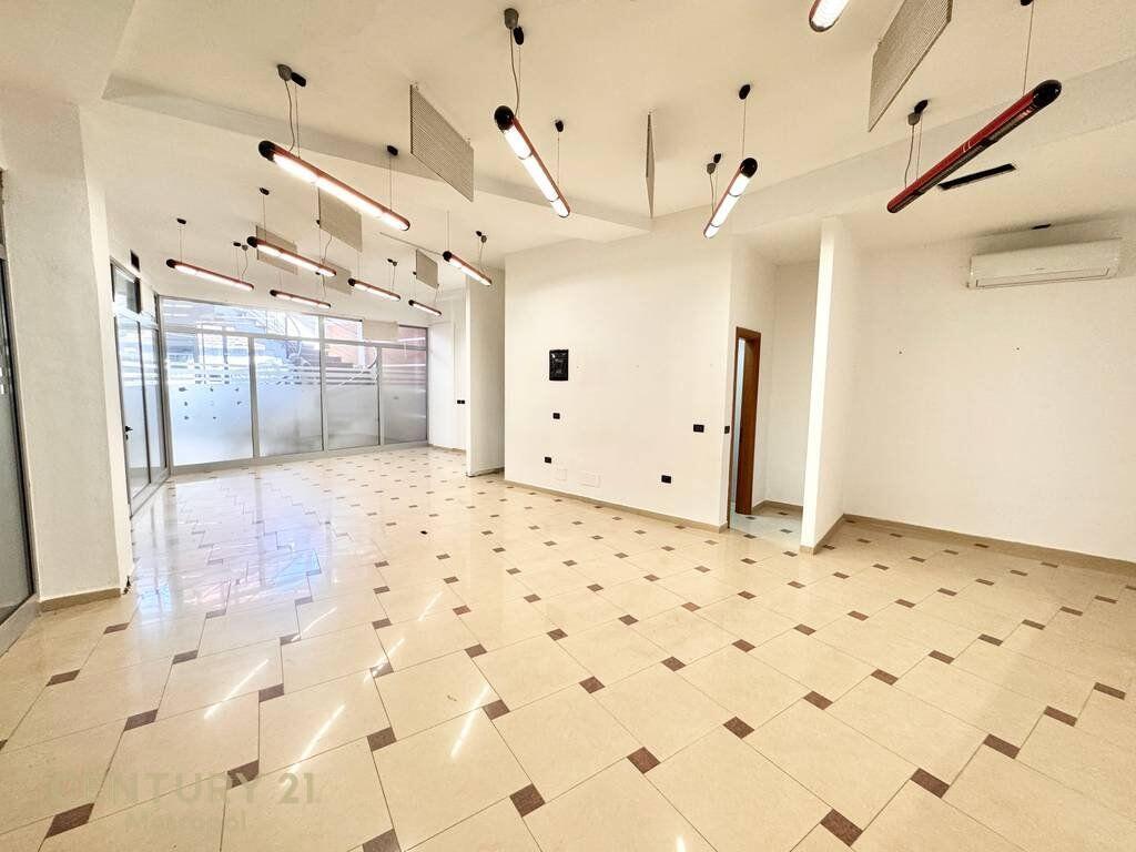 Ambient Komercial 85 m² me Qira – Sheshi Avni Rustemi / Pazari i Ri