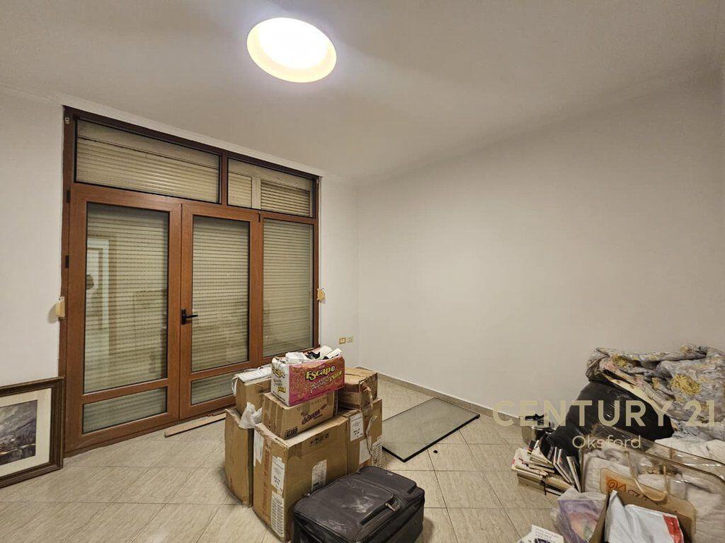 Shitet apartament 2+1 me kuzhinë të veçuar, zona “Shkolla e Kuqe” – Rruga Bardhyl, Tiranë.
