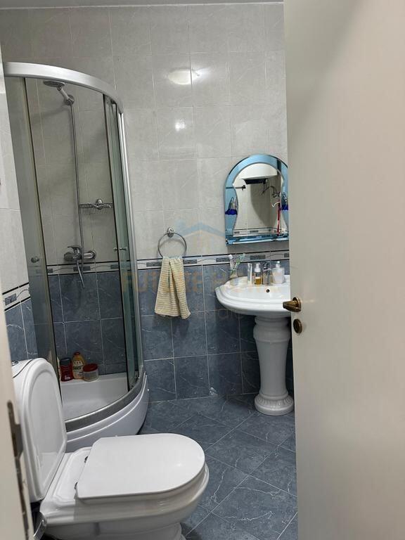 Shitet apartament 2+1+2 Stacioni i Trenit