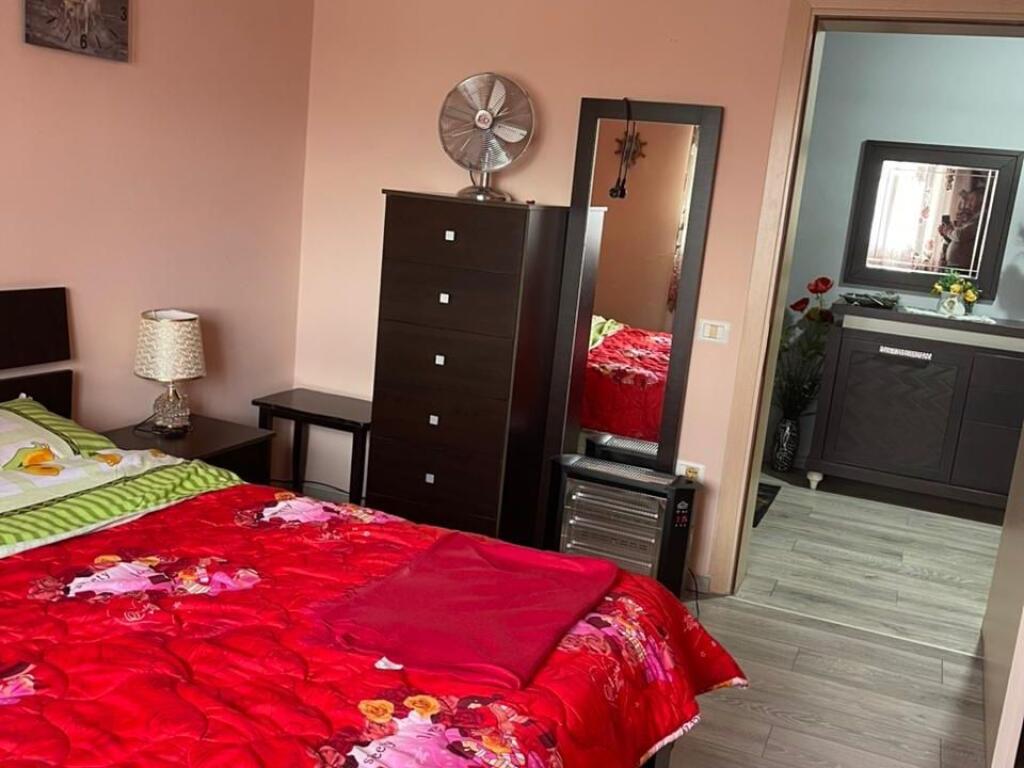 APARTAMENT 1+1 ME QIRA – PRANË HOTEL PALACE