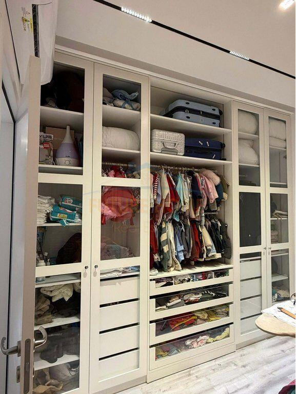 Shitet, Apartament 2+1, Emerald Center, 5 Maj