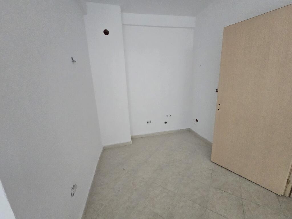 Shitet Apartament 1+1 Me Ballkon ne Fresk