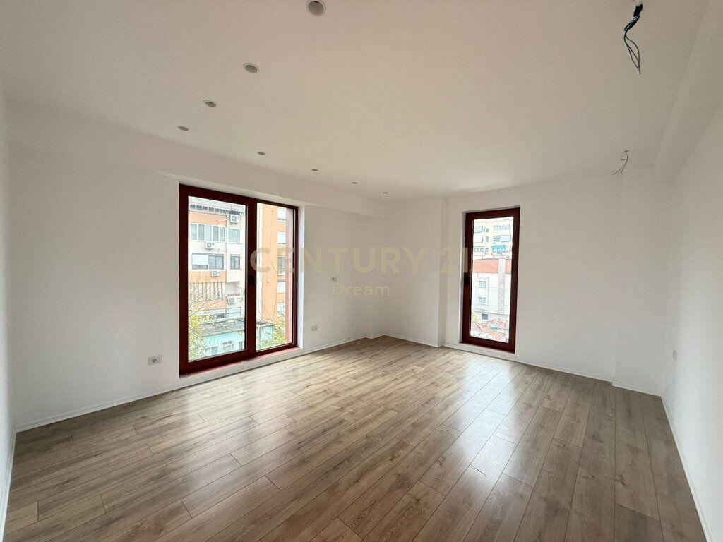 Jepet me qira ambient zyre, Rruga e Kavajës – pranë qendrës.