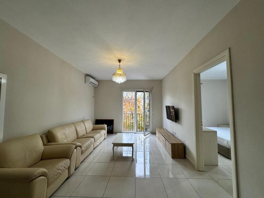 Jepet me qera 2+1 mobiluar ashensor 648 eu te treni