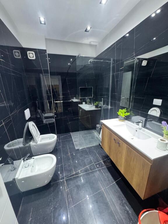 Apartament 2+1+2 tualete tek Komuna e Parisit!