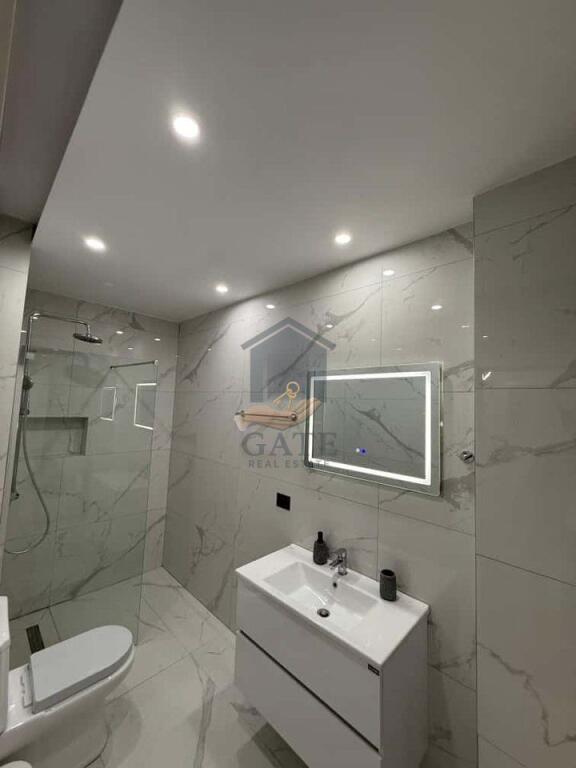 Jepet me qira apartament 2+1 me verandë – Kati i 2-të, me ashensor, pamje nga deti – Plazh, pranë urës së Dajlanit.