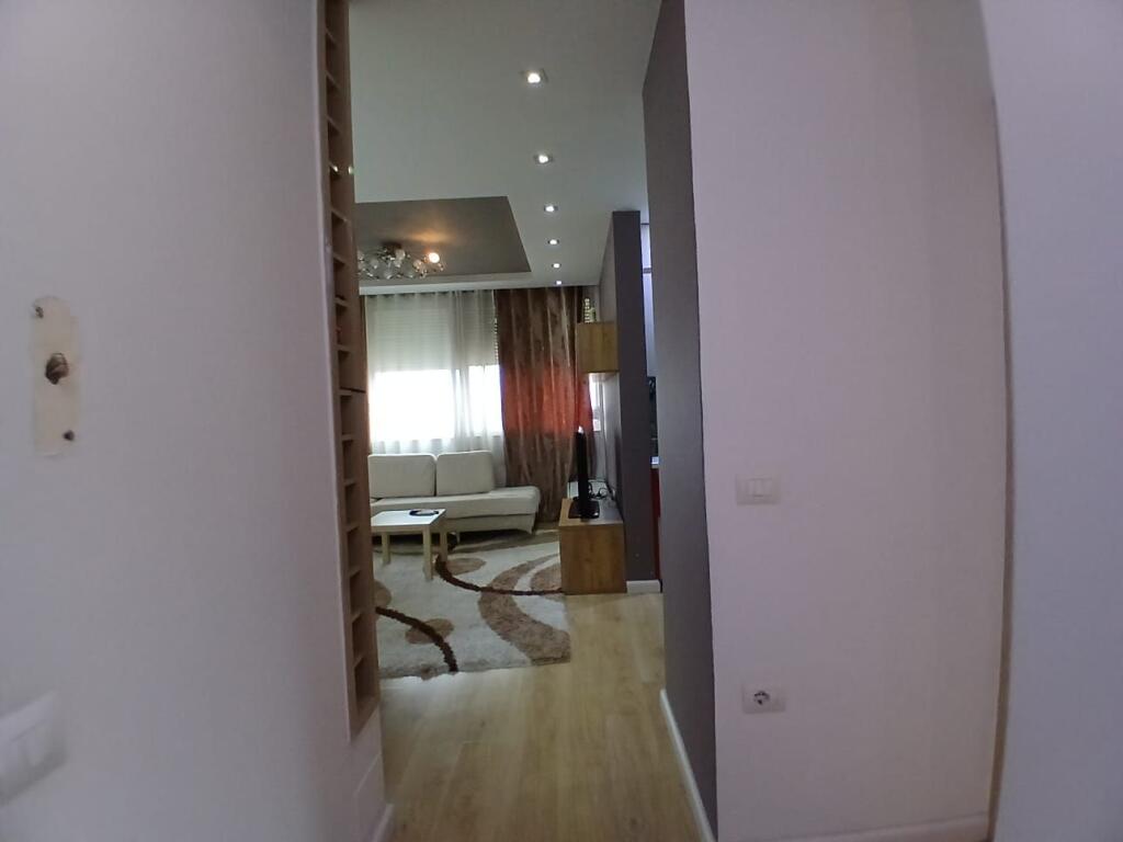 Jepet me qera apartament 3+1+2 tuale +1 ballkon  Mine peza