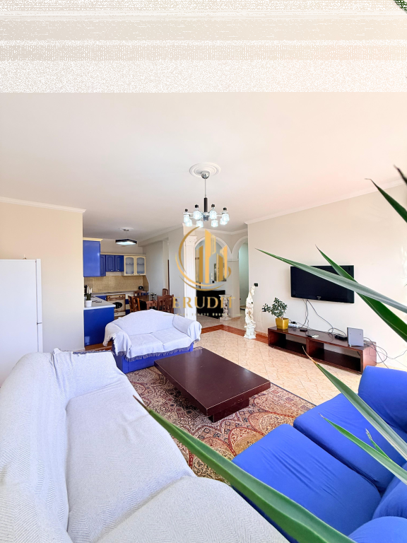 Jepet me Qira  Apartament 3+1+2 pranë Bulevardit Kryesor, Vlorë